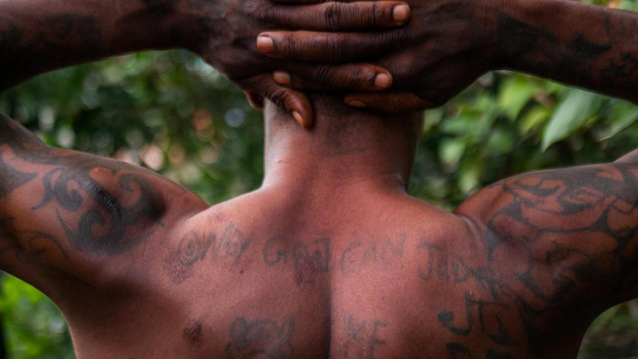 "Only god can judge me" steht auf dem tätowierten Rücken eines ehemaligen Kindersoldaten aus Sierra Leone "Only god can judge me" steht auf dem tätowierten Rücken eines ehemaligen Kindersoldaten aus Sierra Leone