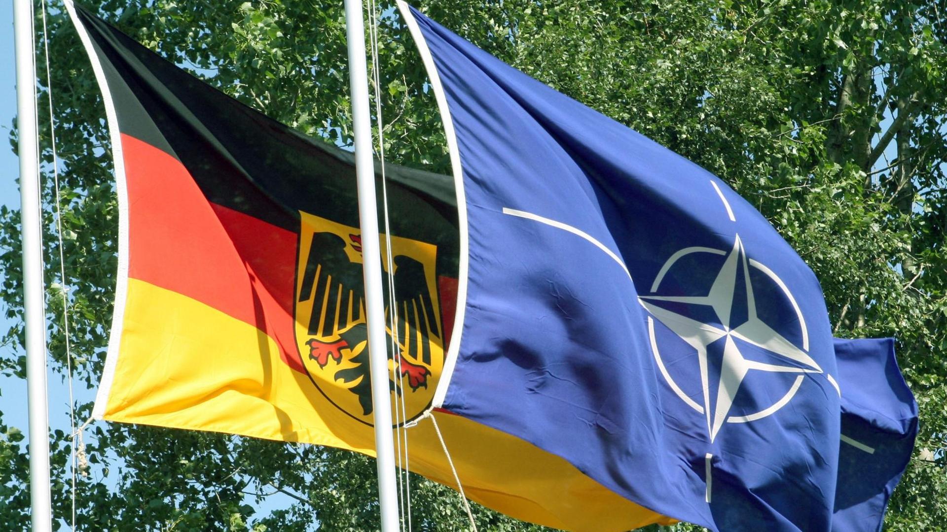 Die Flaggen Deutschlands und der Nato Die Flaggen Deutschlands und der Nato
