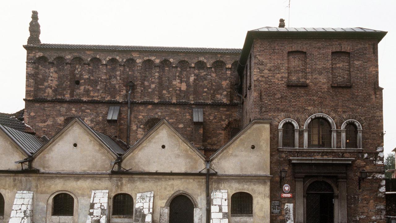 Blick auf die alte Synagoge in dem ehemaligen jüdischen Viertel Kazimierz in Krakau, in der heute ein Museum untergebracht ist. Blick auf die alte Synagoge in dem ehemaligen jüdischen Viertel Kazimierz in Krakau, in der heute ein Museum untergebracht ist.