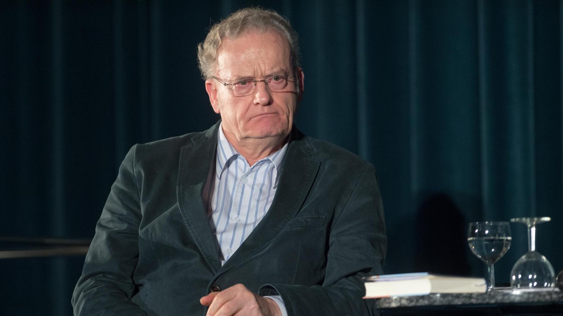 Einer der Autoren des Buches "Was wird bleiben", Friedrich Schorlemmer, kommt am 30.03.2015 in Berlin bei der Präsentation auf die Bühne des Babylon-Kinos. Einer der Autoren des Buches "Was wird bleiben", Friedrich Schorlemmer, kommt am 30.03.2015 in Berlin bei der Präsentation auf die Bühne des Babylon-Kinos.