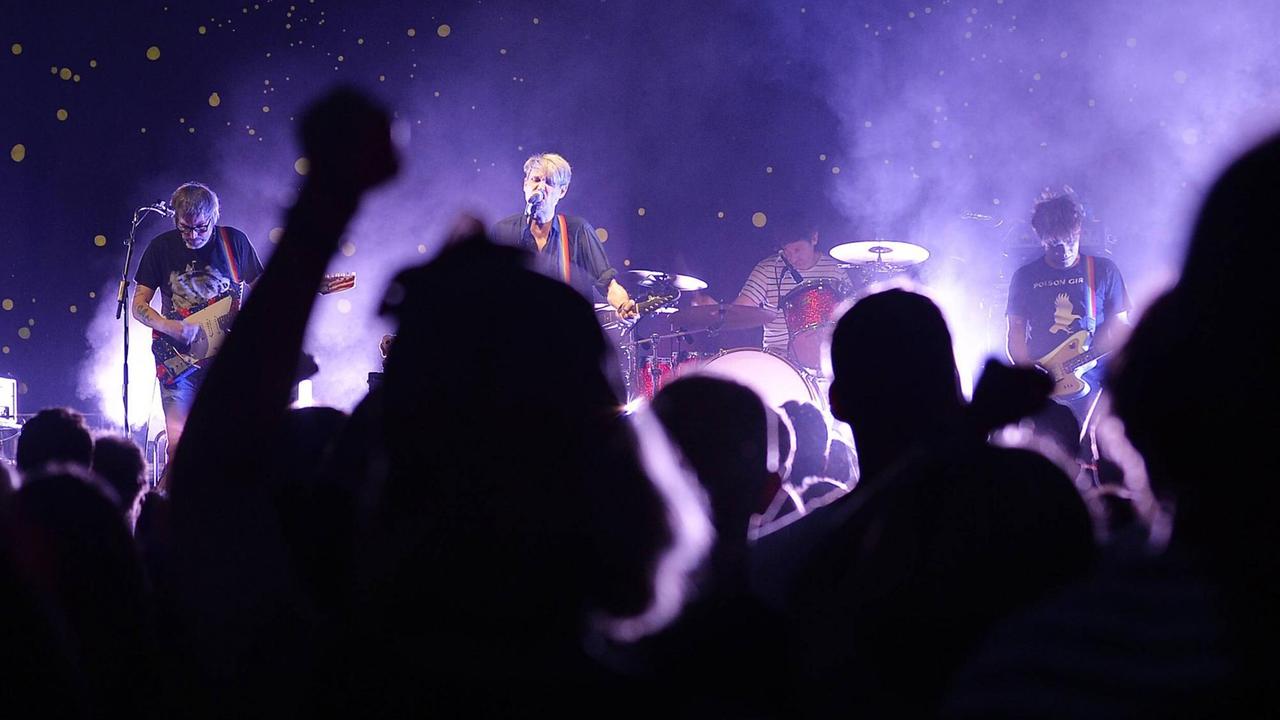 Konzert der Band Tocotronic am 26. Juli beim Musikfestival Heimspiel Knyphausen 2019. Im Hintergrund Sänger Dirk von Lotzow (Mitte) der Band Tocotronic an der Gitarre. Im Vordergrund Fans. Konzert der Band Tocotronic am 26. Juli beim Musikfestival Heimspiel Knyphausen 2019. Im Hintergrund Sänger Dirk von Lotzow (Mitte) der Band Tocotronic an der Gitarre. Im Vordergrund Fans.
