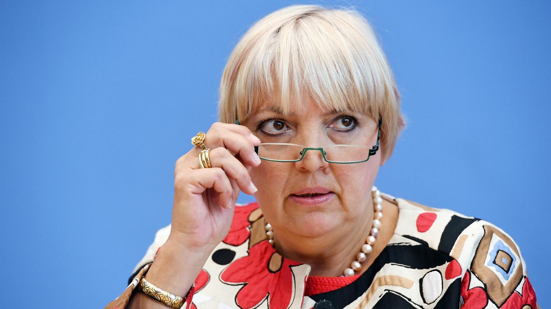 Die Grünen-Politikerin und Bundestagsvizepräsidentin Claudia Roth Die Grünen-Politikerin und Bundestagsvizepräsidentin Claudia Roth