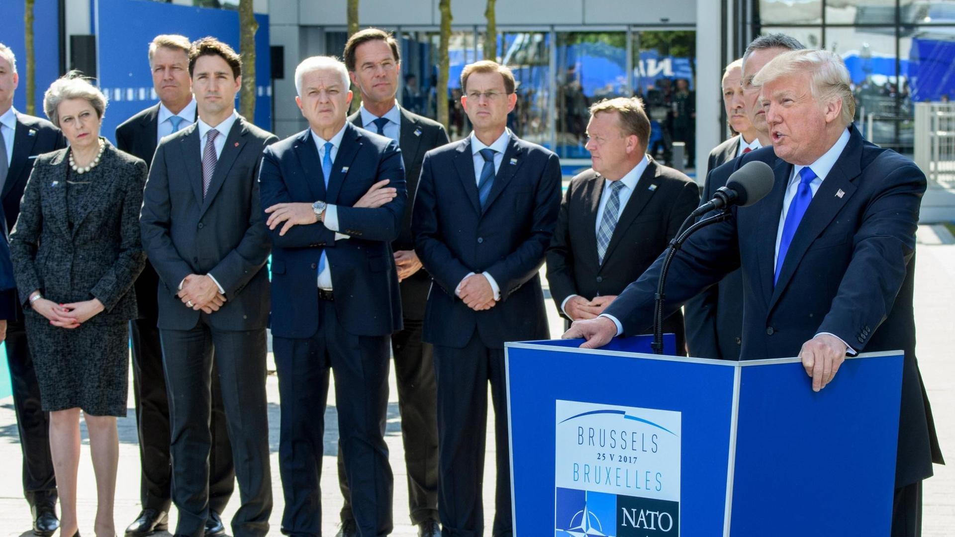 US-Präsident Donald Trump hält eine Rede auf dem Treffen der Staats- und Regierungschefs der NATO-Staaten bei der Einweihung des neuen NAT-Gebäudes in Brüssel. US-Präsident Donald Trump hält eine Rede auf dem Treffen der Staats- und Regierungschefs der NATO-Staaten bei der Einweihung des neuen NAT-Gebäudes in Brüssel.