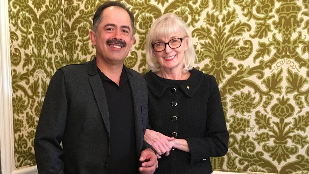 Mary Baker und Hugo Reinoso arbeiten in dem Hotel, wo die Darsteller während der Dreharbeiten wohnten Mary Baker und Hugo Reinoso arbeiten in dem Hotel, wo die Darsteller während der Dreharbeiten wohnten