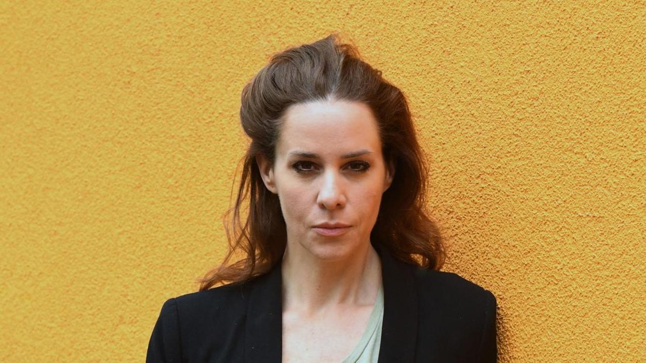 Die Journalistin Natalie Amiri mit Ihrem Buch "Zwischen den Welten" an einer gelben Hauswand vor dem BR Gelände in München-Freimann. Mit dem Buch, das heute im Aufbau-Verlag erscheint beschreibt Amiri von Macht und Ohnmacht im Iran. Die Journalistin Natalie Amiri mit Ihrem Buch "Zwischen den Welten" an einer gelben Hauswand vor dem BR Gelände in München-Freimann. Mit dem Buch, das heute im Aufbau-Verlag erscheint beschreibt Amiri von Macht und Ohnmacht im Iran.