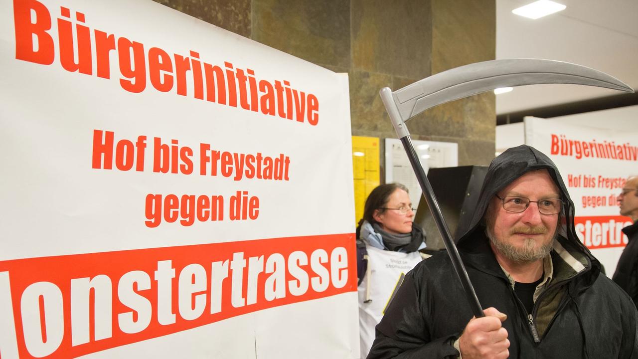 Gegner einer geplanten Stromautobahn protestieren in Nürnberg am Rande einer Info-Veranstaltung des Betreibers Amprion. Gegner einer geplanten Stromautobahn protestieren in Nürnberg am Rande einer Info-Veranstaltung des Betreibers Amprion.