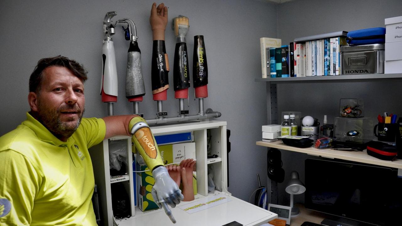 Wenn Bert Pot sich vorstellt, sein Handgelenk zu bewegen, reagieren die verbliebenen Muskeln in seinem Unterarm. Spezielle Elektroden erkennen die Kontraktion und leiten die Signale weiter Wenn Bert Pot sich vorstellt, sein Handgelenk zu bewegen, reagieren die verbliebenen Muskeln in seinem Unterarm. Spezielle Elektroden erkennen die Kontraktion und leiten die Signale weiter