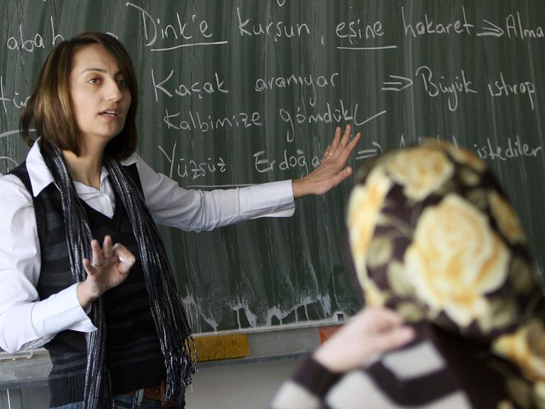 Die Lehrerin Hava Kolbasi unterrichtet an einer Gesamtschule in Köln türkischstämmige Schüler in ihrer Muttersprache.