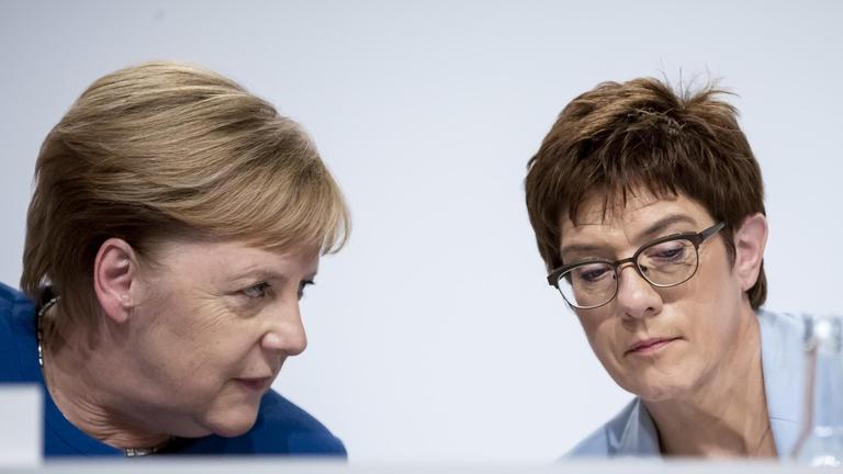 Bundeskanzlerin Angela Merkel (CDU, l), und Annegret Kramp-Karrenbauer, Bundesministerin der Verteidigung und CDU-Vorsitzende sitzen nebeneinander.