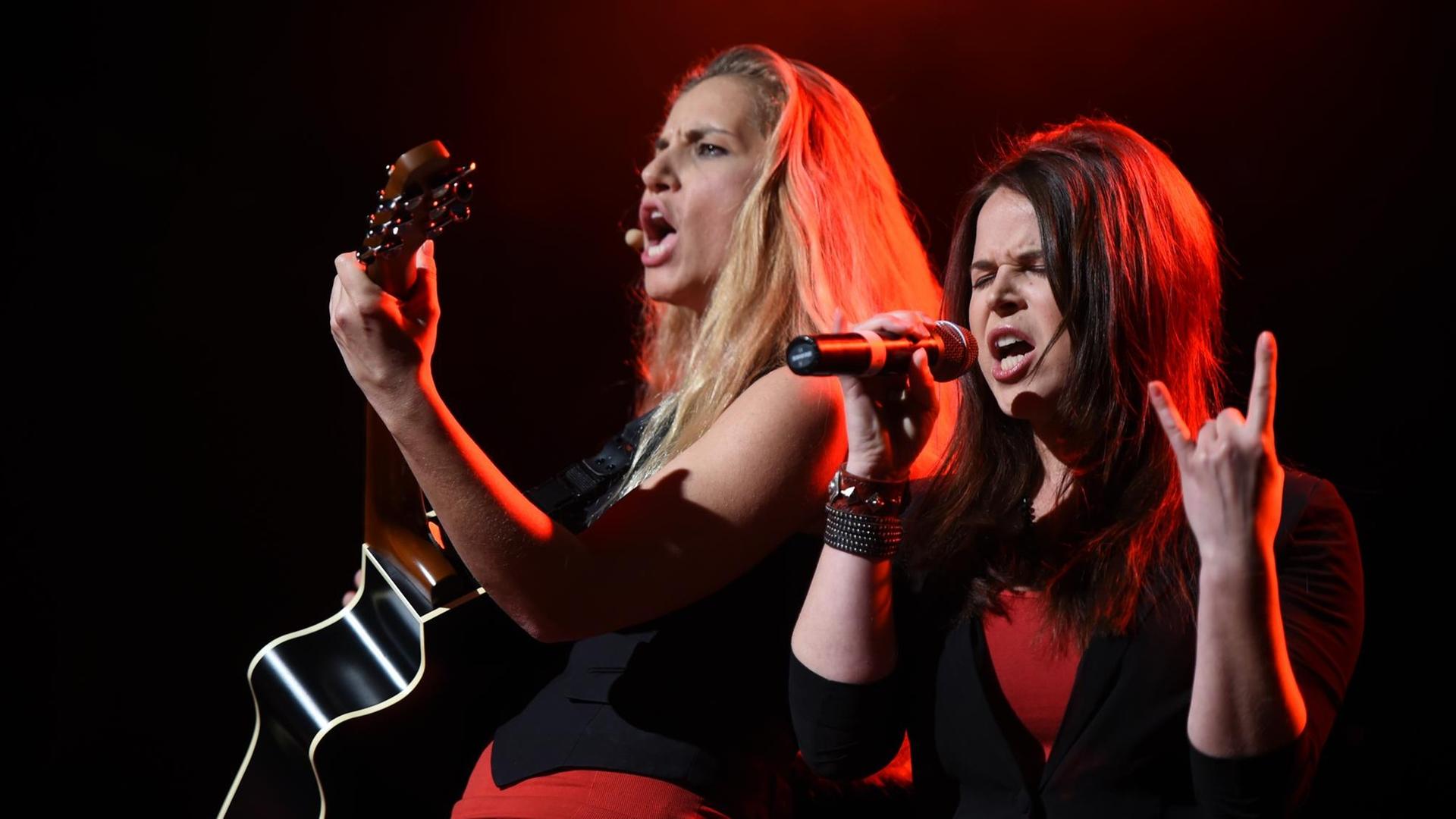 Das Duo "Suchtpotenzial" aus Ulm steht am 10.04.2014 im Kulturzenrum Roxy in Ulm bei der Verleihung des Kleinkunstpreises des Landes Baden-Württemberg auf der Bühne. Das Duo "Suchtpotenzial" aus Ulm steht am 10.04.2014 im Kulturzenrum Roxy in Ulm bei der Verleihung des Kleinkunstpreises des Landes Baden-Württemberg auf der Bühne.