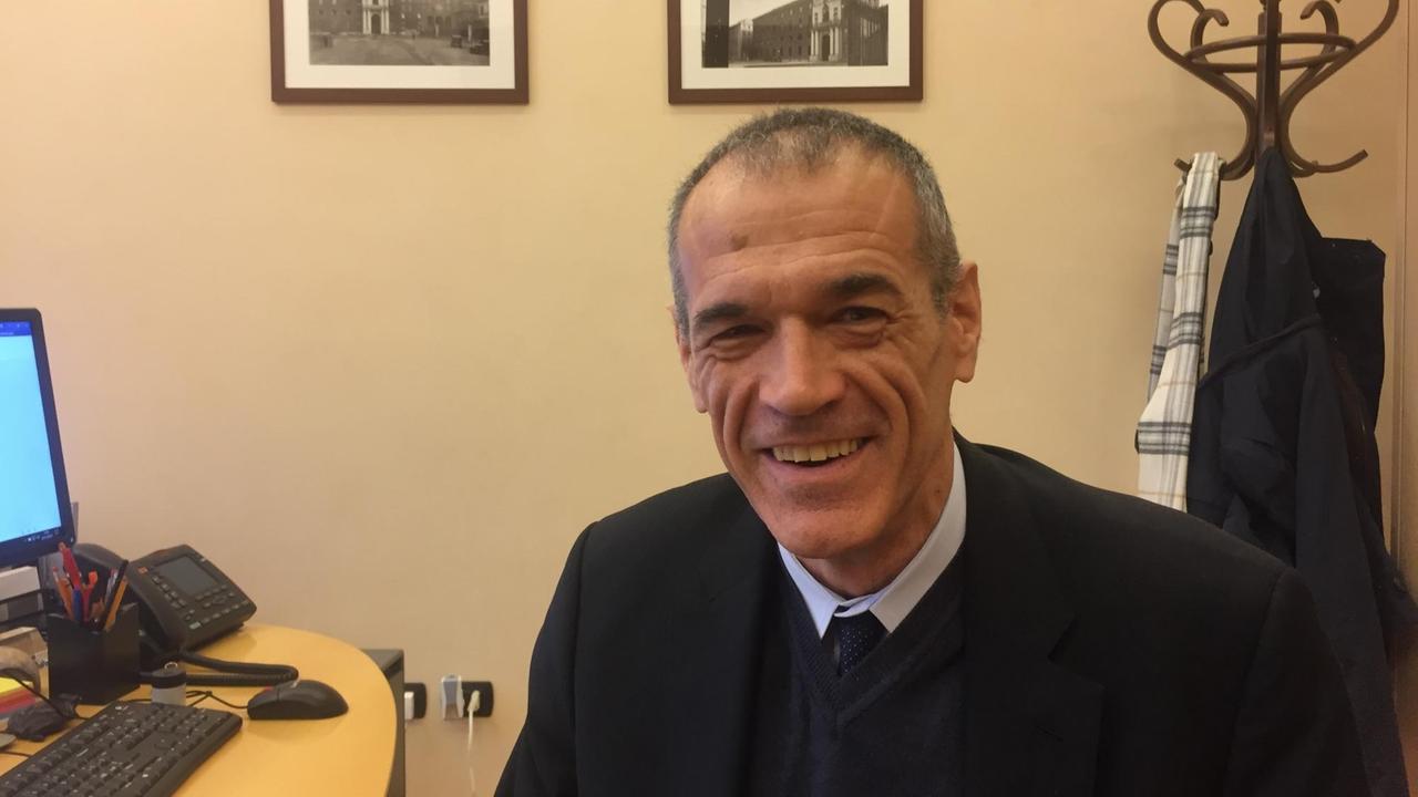 Carlo Cottarelli im Büro. Carlo Cottarelli im Büro.