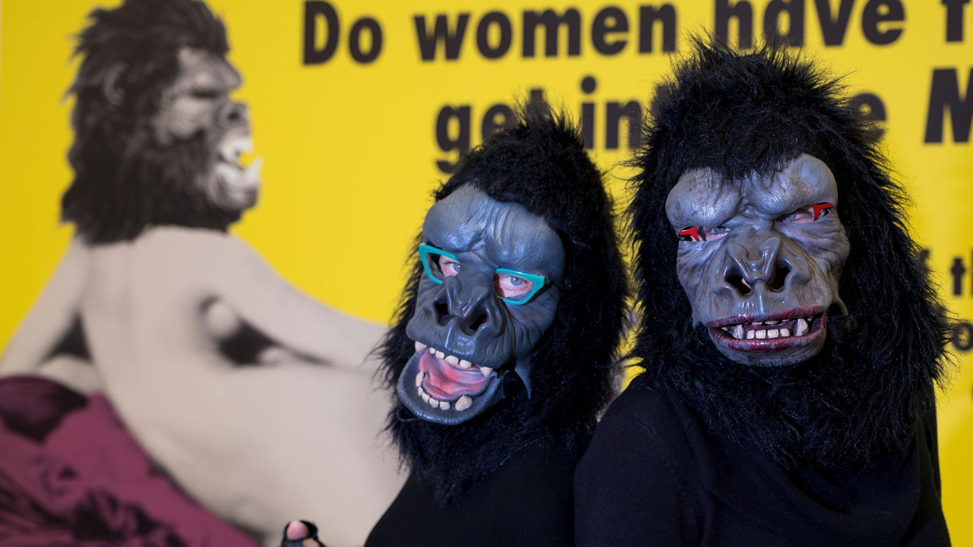 Die beiden Guerrilla Girls stehen am 24.01.2018 vor Beginn ihrer Ausstellung "The Art of Behaving Badly" in der Kestnergesellschaft in Hannover (Niedersachsen) für die Fotografen in Pose. Seit 1985 operieren die Guerrilla Girls aus den USA als eine anonyme Gruppe von Aktivistinnen, die auf die Unterrepräsentanz von Frauen und Farbigen in Galerien, Museen und anderen Kunstinstitutionen aufmerksam machen. Die beiden Guerrilla Girls stehen am 24.01.2018 vor Beginn ihrer Ausstellung "The Art of Behaving Badly" in der Kestnergesellschaft in Hannover (Niedersachsen) für die Fotografen in Pose. Seit 1985 operieren die Guerrilla Girls aus den USA als eine anonyme Gruppe von Aktivistinnen, die auf die Unterrepräsentanz von Frauen und Farbigen in Galerien, Museen und anderen Kunstinstitutionen aufmerksam machen.