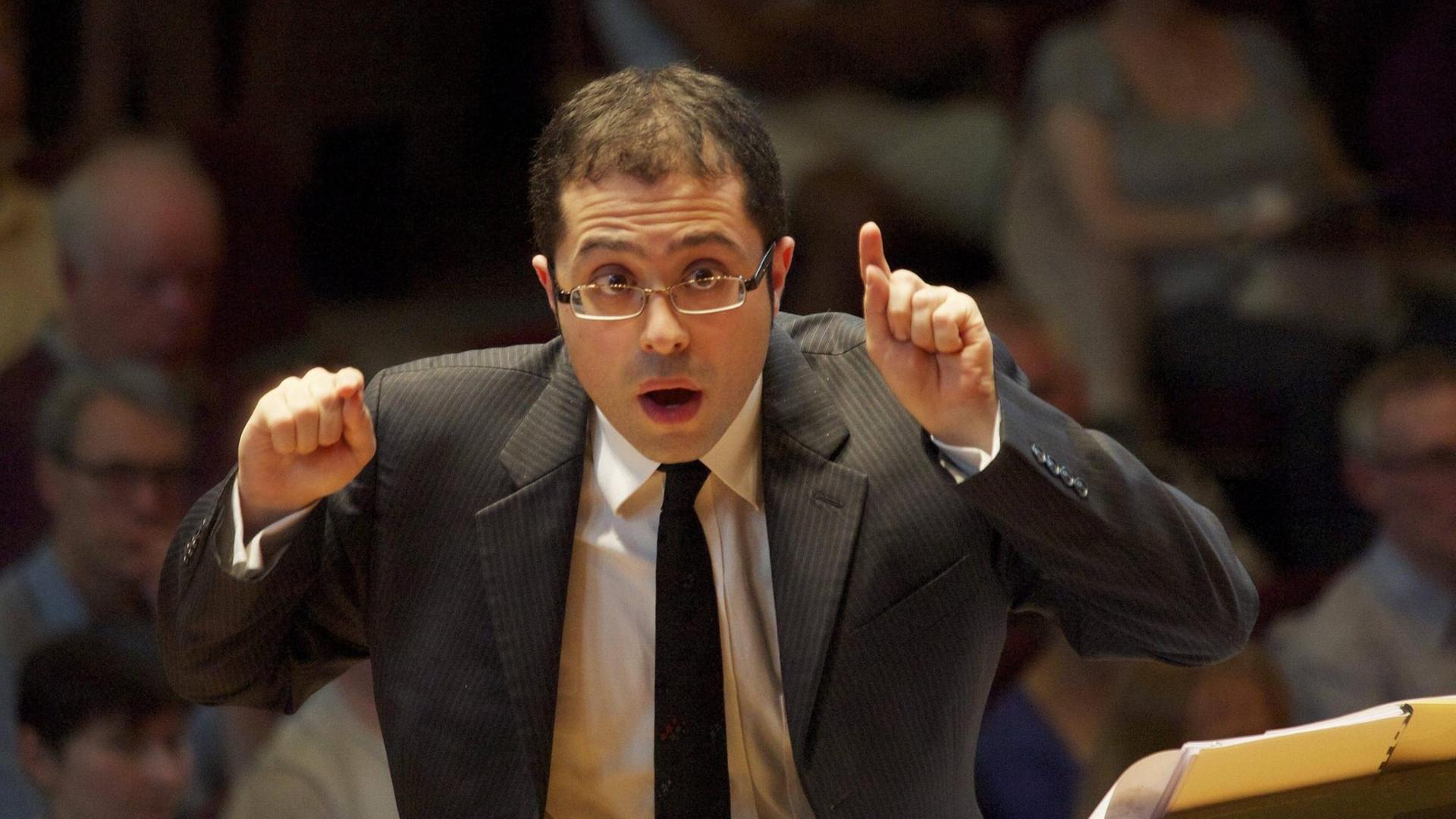 Der Musiker Mahan Esfahani an seinem Cembalo Der Musiker Mahan Esfahani an seinem Cembalo