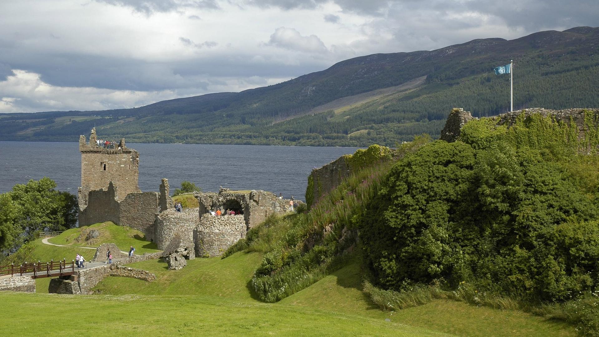 Blick auf die Ruine des Urquhart Castle am Loch Ness in den Schottischen Highlands gelegen, Blickrichtung Osten vom Highway A62 aus gesehen. Aufgenommen am 13.08.2010