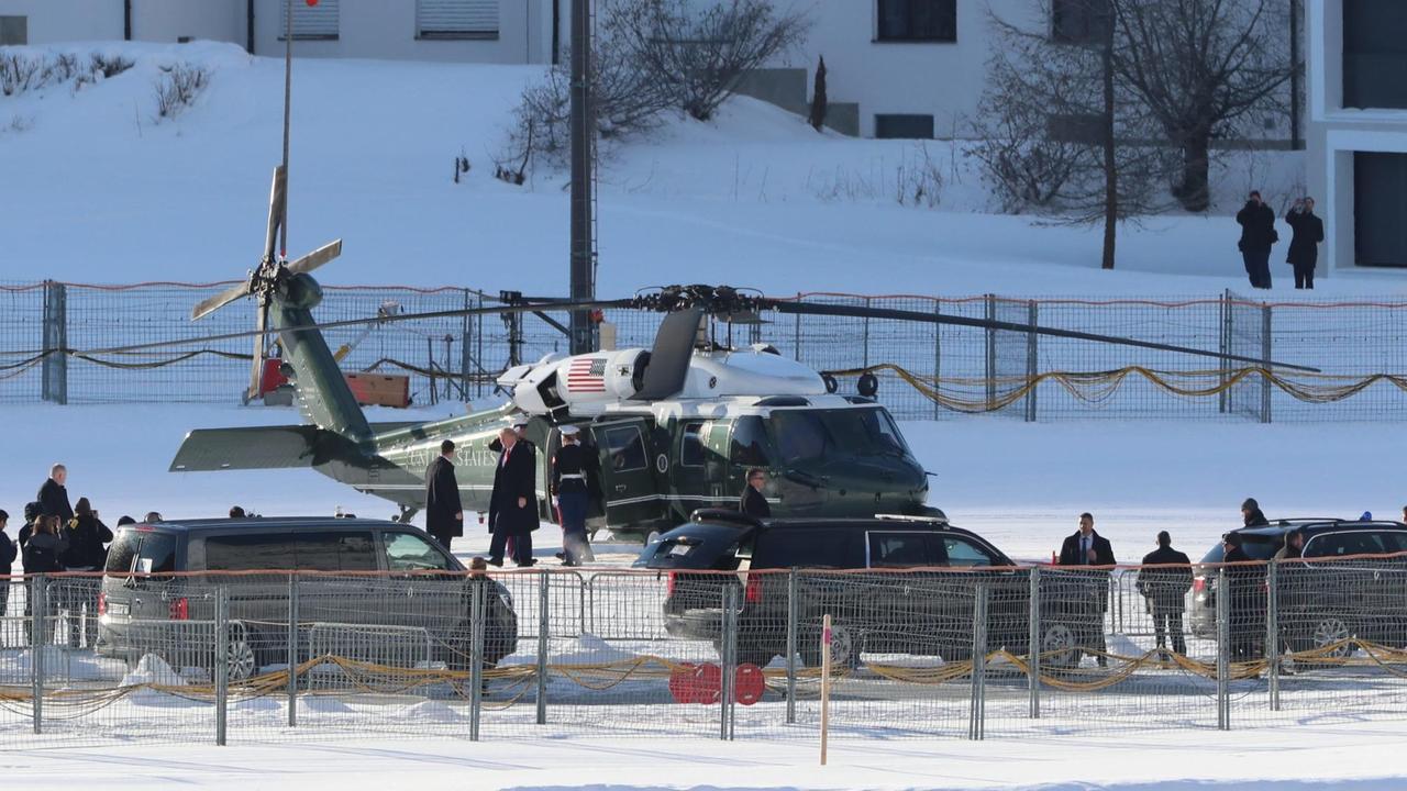 Umringt von Leibwächtern und Soldaten steigt Donald Trump aus einem Helikopter. Umringt von Leibwächtern und Soldaten steigt Donald Trump aus einem Helikopter.
