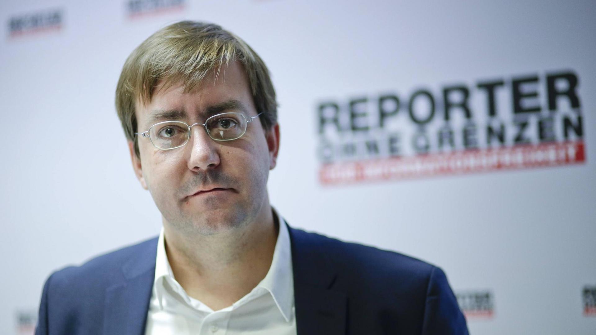 Der Geschäftsführer von Reporter ohne Grenzen, Christian Mihr, steht vor einem Banner der Journalistenorganisation Der Geschäftsführer von Reporter ohne Grenzen, Christian Mihr, steht vor einem Banner der Journalistenorganisation