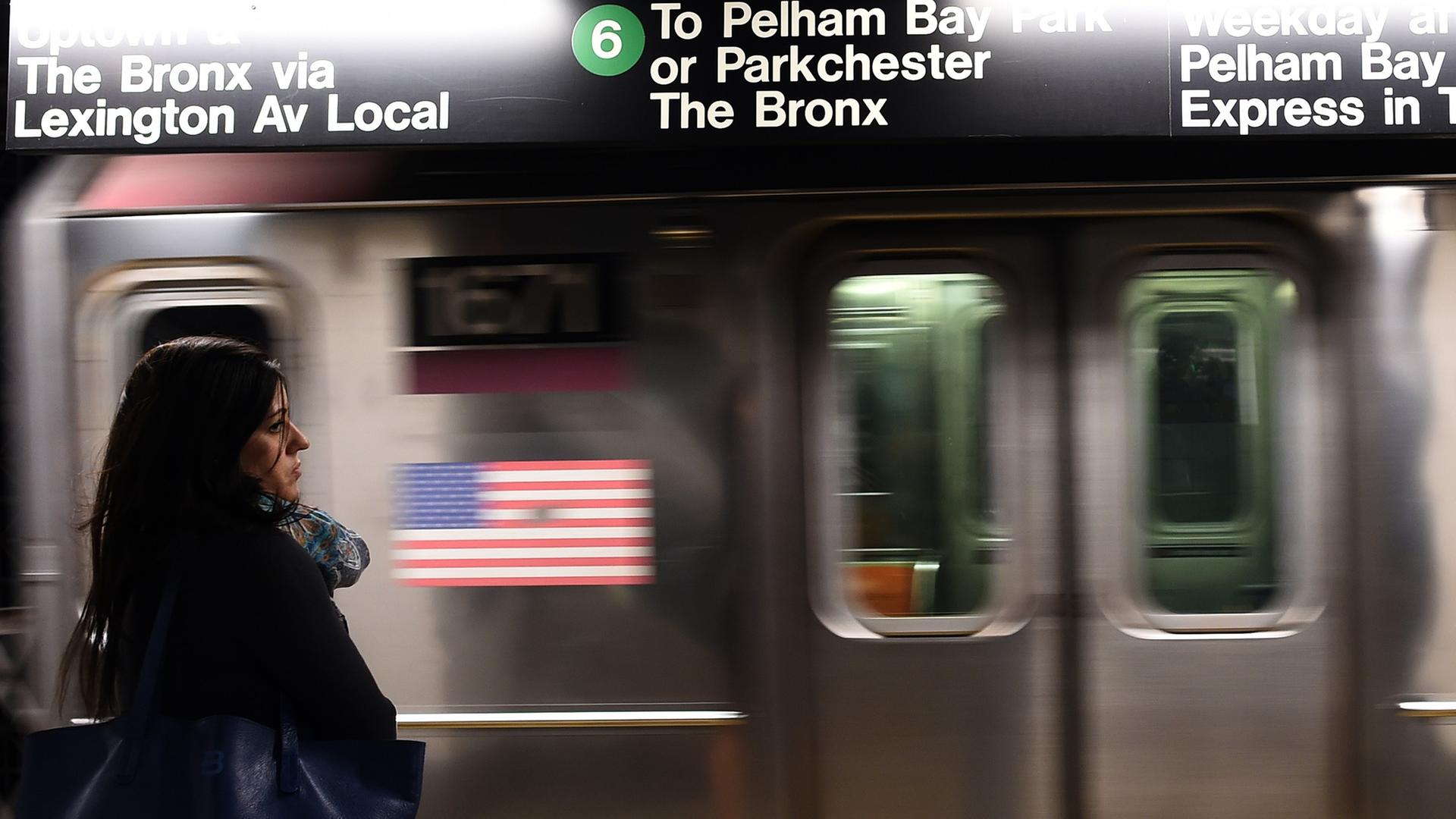Eine Frau wartet am 25.9.2014 auf ihre U-Bahn in einer Subway-Haltestelle von New York. Eine Frau wartet am 25.9.2014 auf ihre U-Bahn in einer Subway-Haltestelle von New York.