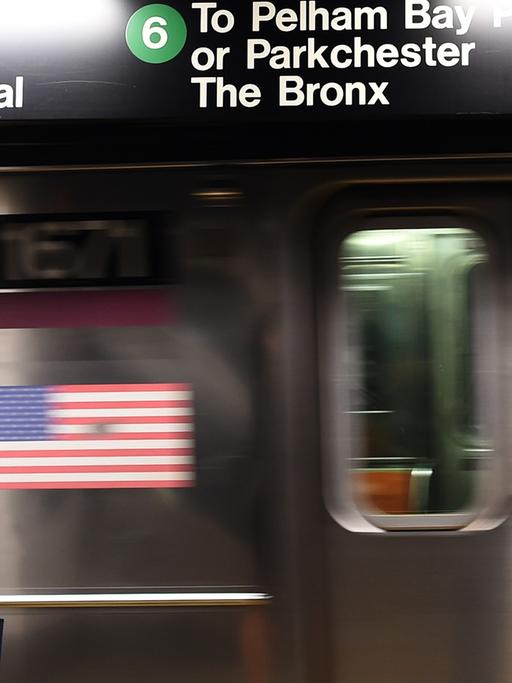 Eine Frau wartet am 25.9.2014 auf ihre U-Bahn in einer Subway-Haltestelle von New York.