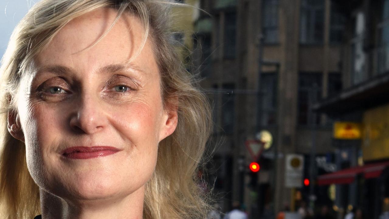 Die Verlegerin und Literaturagentin Elisabeth Ruge, im Hintergrund ist eine Straßenkulisse zu sehen Die Verlegerin und Literaturagentin Elisabeth Ruge, im Hintergrund ist eine Straßenkulisse zu sehen