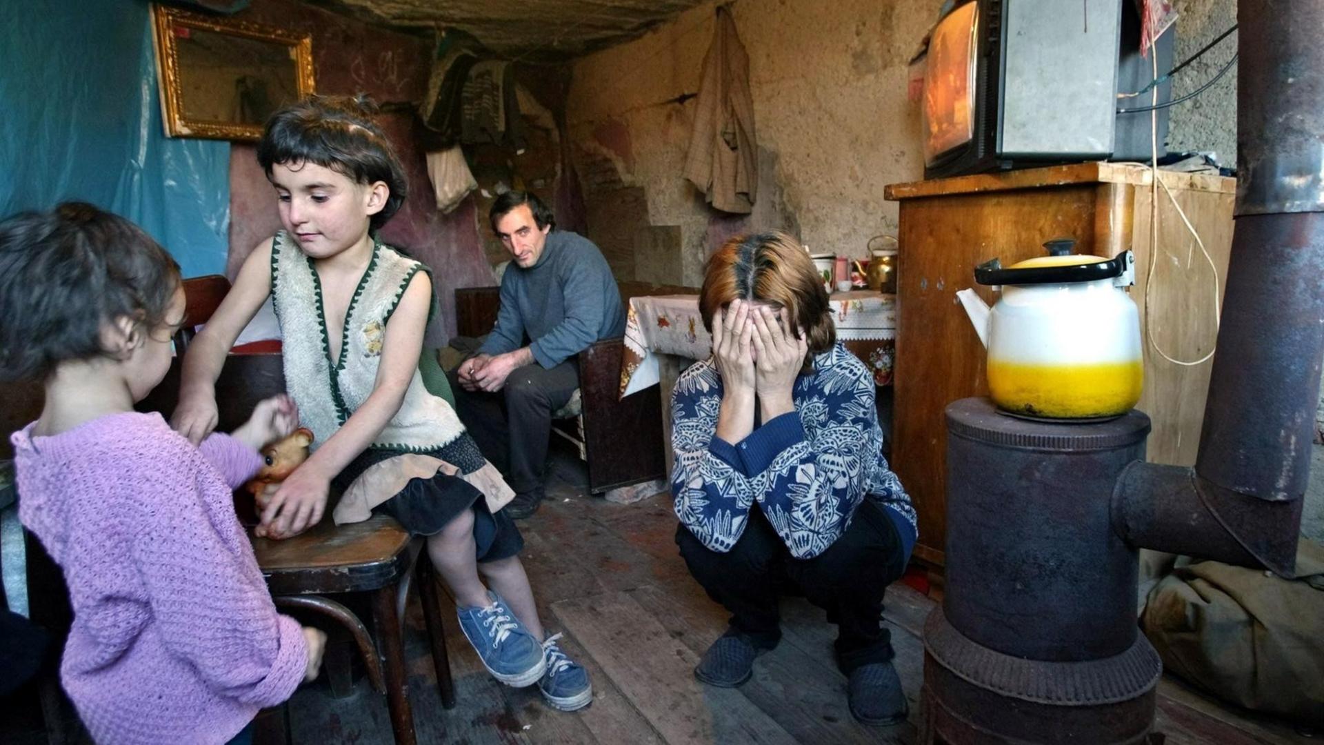 Eine abchasische Flüchtlingsfamilie in ihrer primitiven Notunterkunft in der Altstadt von Tiflis.
