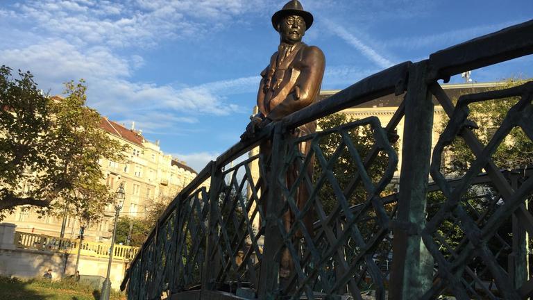 Das Denkmal des ungarischen Nationalhelden Imre Nagy auf einer Brücke