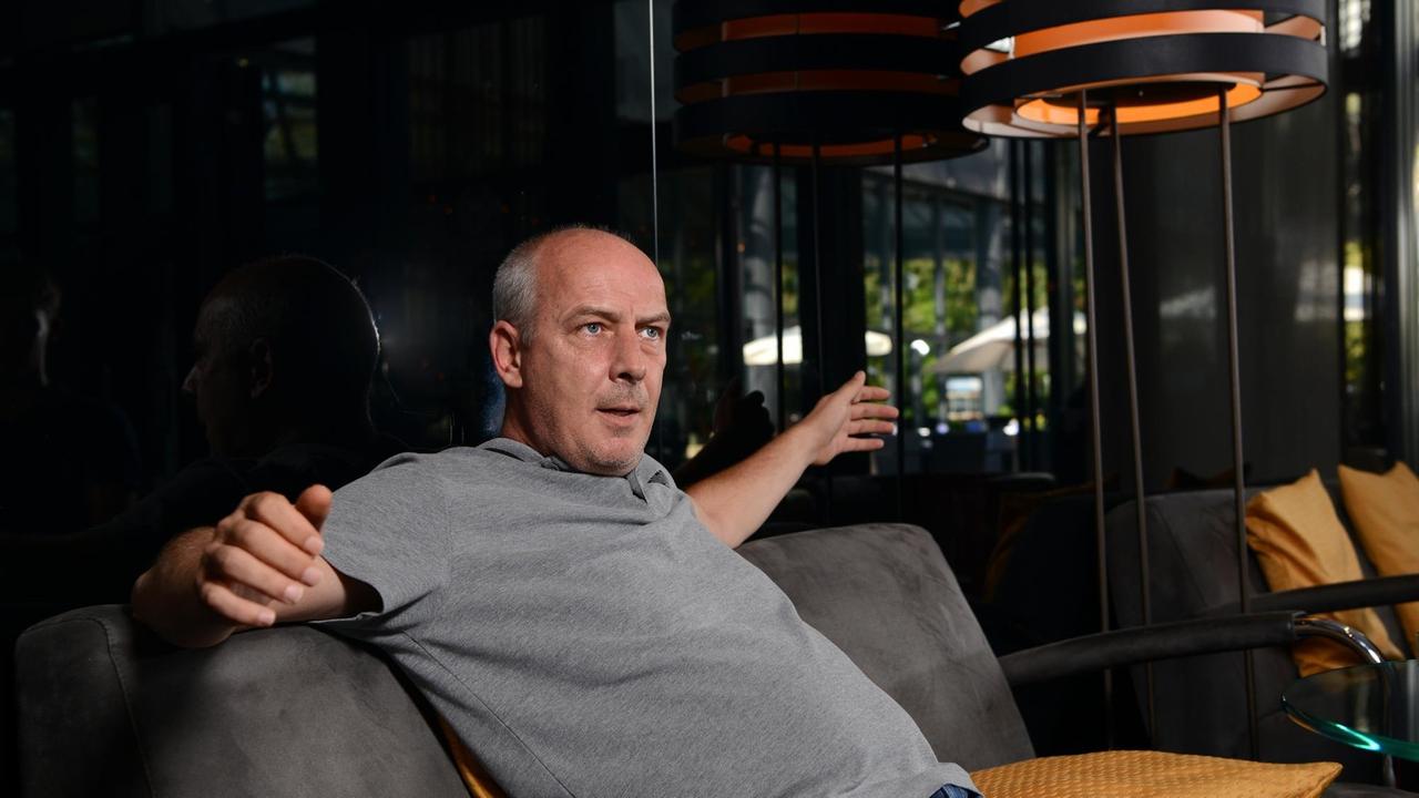 Mario Basler, Fußballtrainer, ehemaliger Fußballprofi, Fernsehfussballexperte, Buchautor und Showstar. Tagesspiegel-Interview im Sheraton Berlin Grand Hotel Esplanade. Foto: Mike Wolff | Verwendung weltweit Mario Basler, Fußballtrainer, ehemaliger Fußballprofi, Fernsehfussballexperte, Buchautor und Showstar. Tagesspiegel-Interview im Sheraton Berlin Grand Hotel Esplanade. Foto: Mike Wolff | Verwendung weltweit
