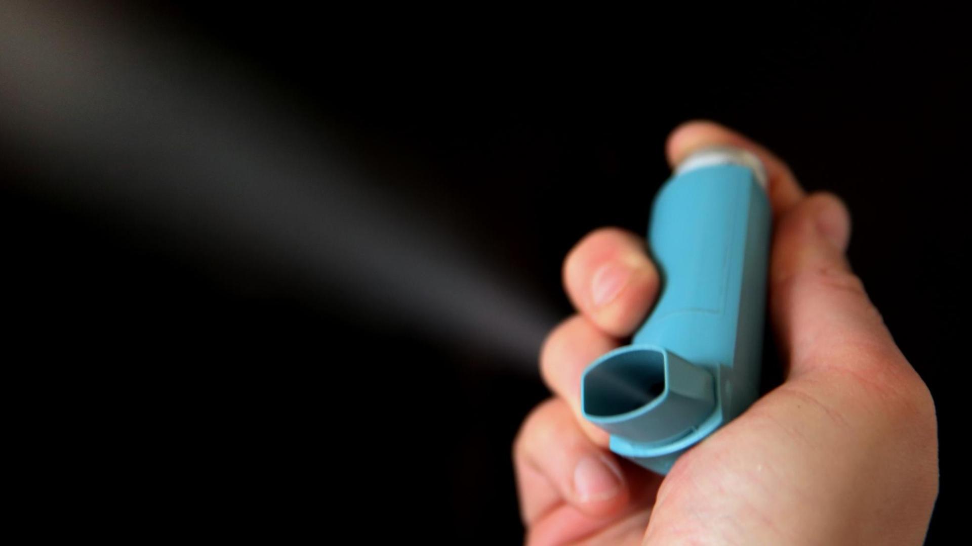 Gebrauch eines Asthma-Sprays Gebrauch eines Asthma-Sprays