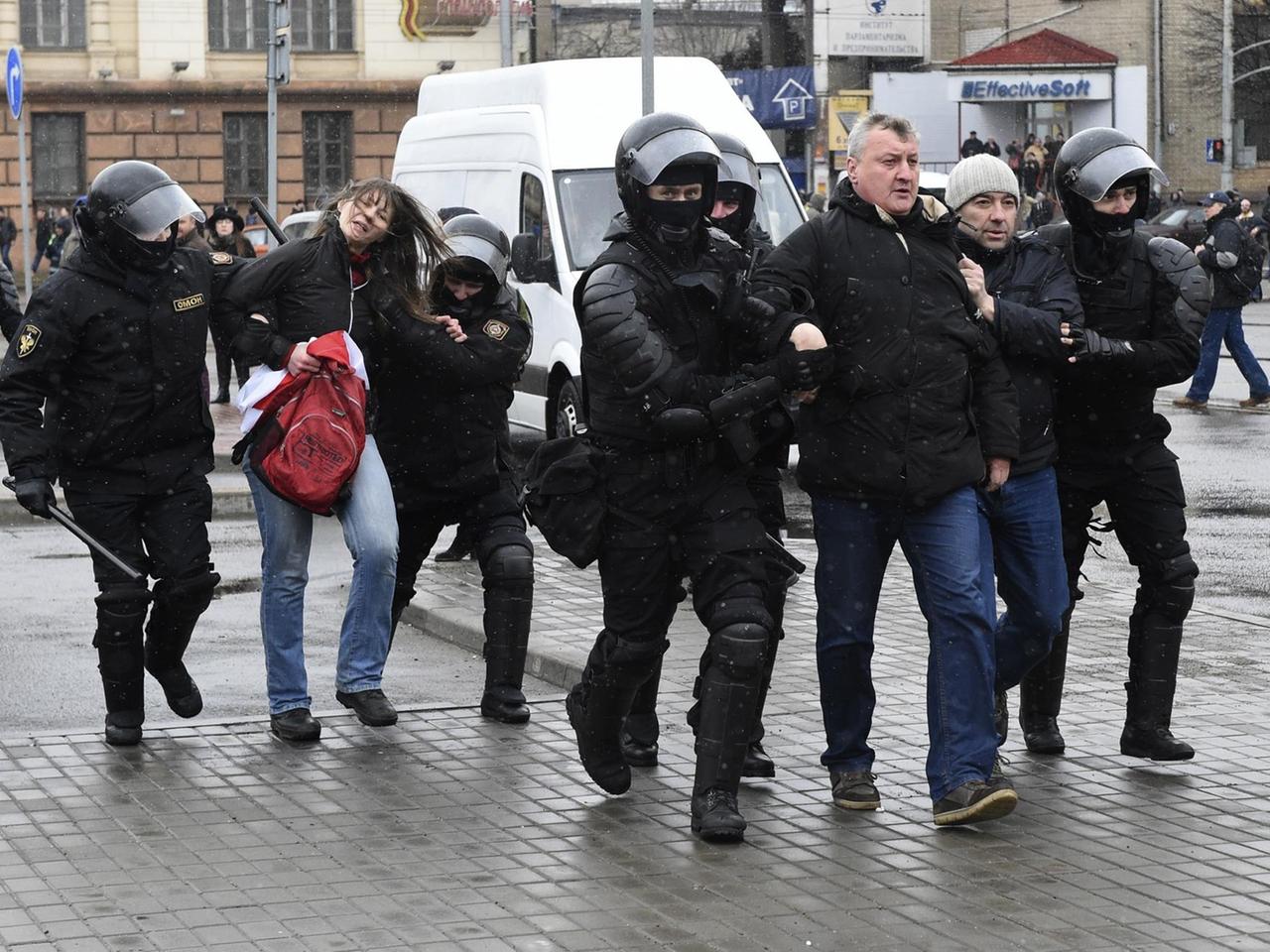 Polizisten nehmen Teilnehmer einer Anti-Regierungs-Demonstration in Minsk fest.