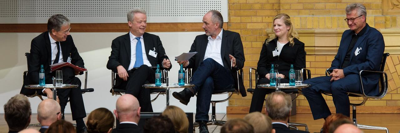 Michael Voges, Götz Bieber, Martin Spiewak, Soraya Cornelius und Michael Kirch (v.l.) in der Diskussionsrunde "Welche Rolle spielen digitale Medien in der Aus- und Fortbildung von Lehrkräften?" Michael Voges, Götz Bieber, Martin Spiewak, Soraya Cornelius und Michael Kirch (v.l.) in der Diskussionsrunde "Welche Rolle spielen digitale Medien in der Aus- und Fortbildung von Lehrkräften?"