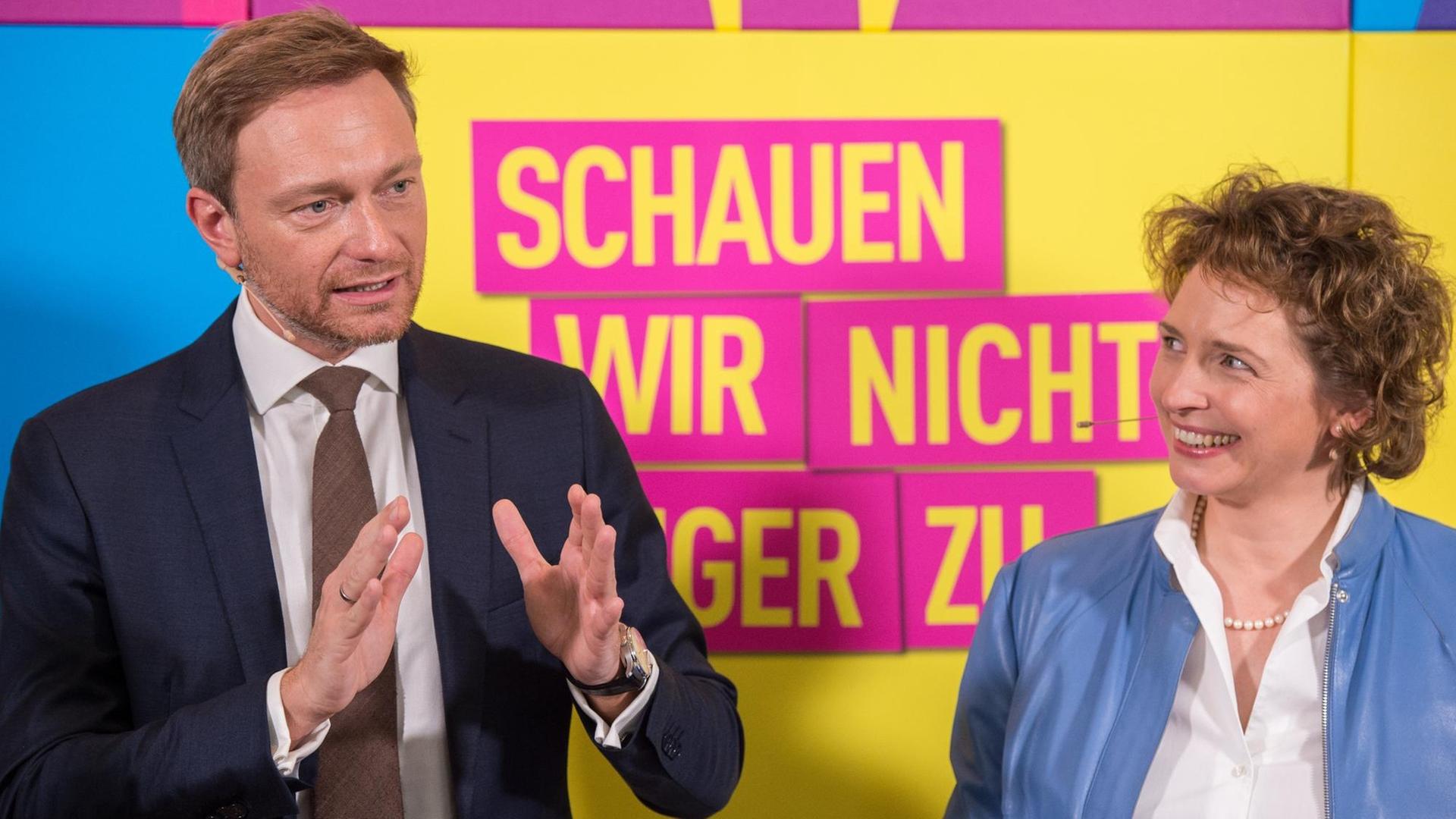 Der FDP-Bundesvorsitzende Christian Lindner und FDP-Generalsekretärin Nicola Beer sprechen auf einer Pressekonferenz im Hans-Dietrich-Genscher-Haus in Berlin. Die FDP stellt den Programmentwurf zur Bundestagswahl 2017 vor. Der FDP-Bundesvorsitzende Christian Lindner und FDP-Generalsekretärin Nicola Beer sprechen auf einer Pressekonferenz im Hans-Dietrich-Genscher-Haus in Berlin. Die FDP stellt den Programmentwurf zur Bundestagswahl 2017 vor.