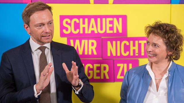 Der FDP-Bundesvorsitzende Christian Lindner und FDP-Generalsekretärin Nicola Beer sprechen auf einer Pressekonferenz im Hans-Dietrich-Genscher-Haus in Berlin. Die FDP stellt den Programmentwurf zur Bundestagswahl 2017 vor.