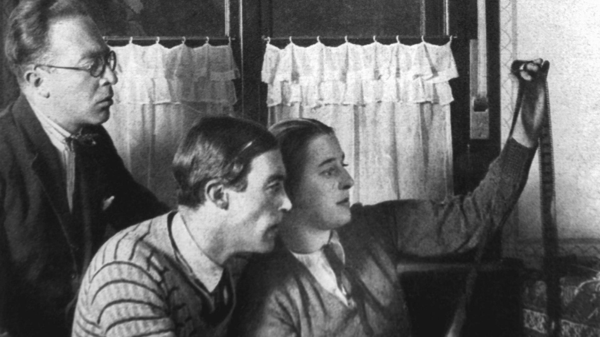 Die Filmpioniere Lotte Reiniger (r) und Walther Ruttmann (M) bei der Betrachtung eines Filmstreifens; links: Filmregisseur Carl Koch, Ehemann von Lotte Reiniger und ihr engster Mitarbeiter Die Filmpioniere Lotte Reiniger (r) und Walther Ruttmann (M) bei der Betrachtung eines Filmstreifens; links: Filmregisseur Carl Koch, Ehemann von Lotte Reiniger und ihr engster Mitarbeiter