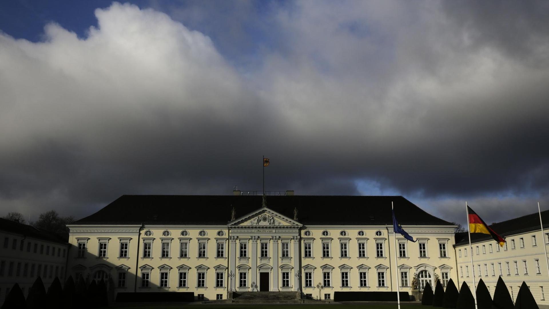 Über Schloss Bellevue hängen am Montagvormittag dunkle Wolken Über Schloss Bellevue hängen am Montagvormittag dunkle Wolken