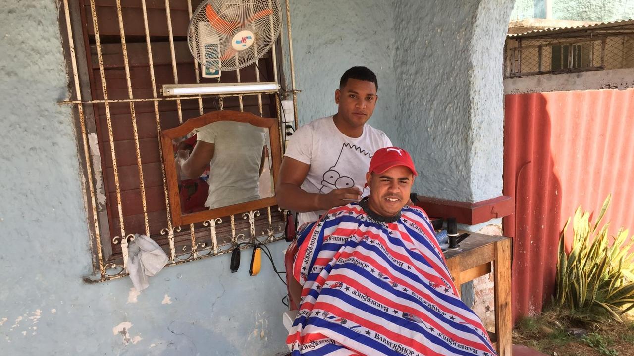 Freiluft-Friseur auf Kuba Freiluft-Friseur auf Kuba