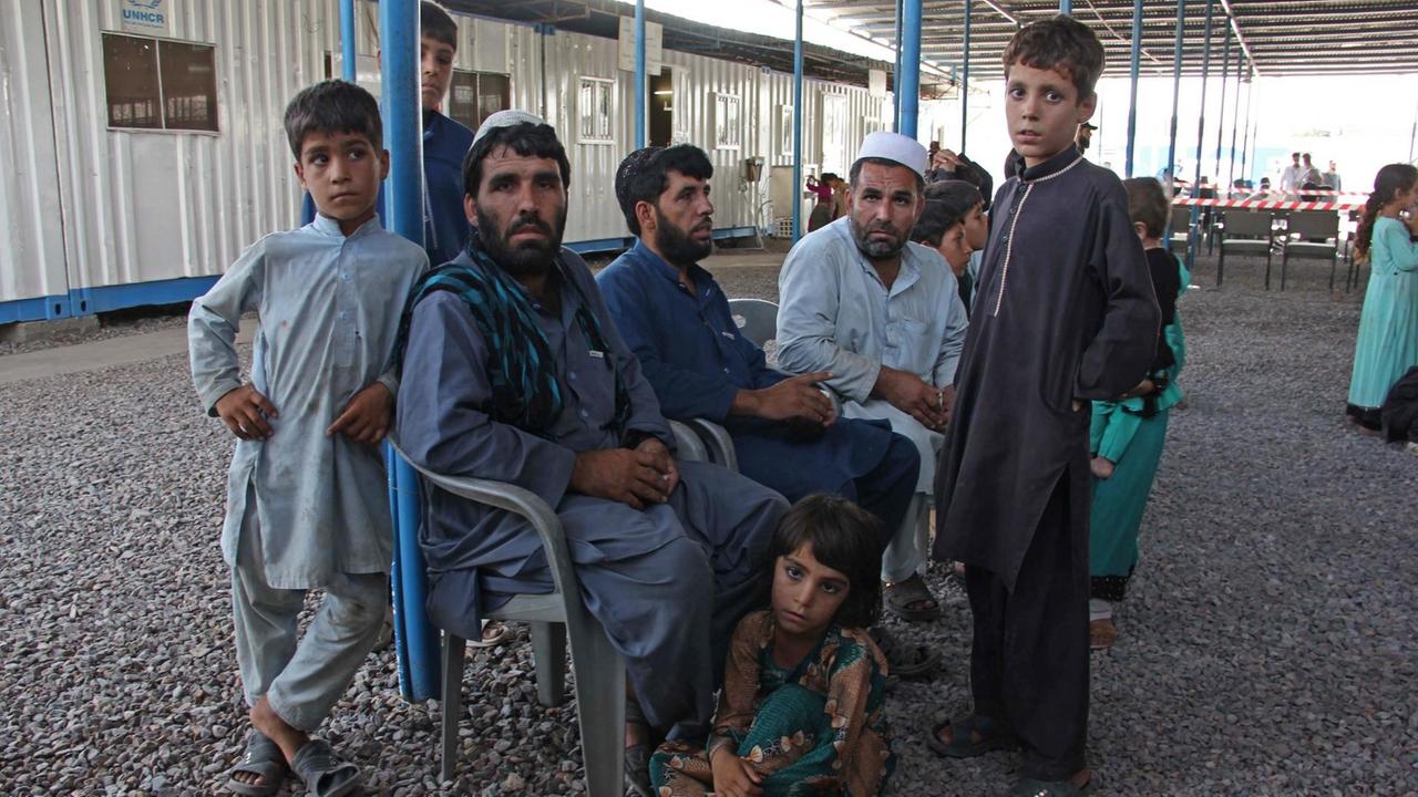 Afghanische Flüchtlingsfamilien warten am 23.06.2016 in einem Rückkehrerzentrum der Vereinten Nationen in Peshawar, Pakistan, auf ihre Papiere für die Rückkehr nach Afghanistan. Pakistan beherbergt seit Jahrzehnten eine der größten afghanischen Flüchtlingsgemeinden der Welt: rund 1,5 Millionen