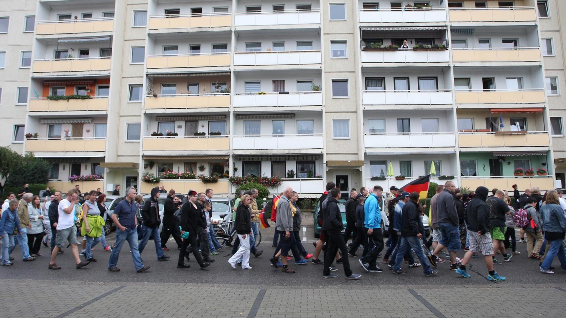 Teilnehmer eines Rechten Aufmarsches laufen am 28.08.2015 in Heidenau (Sachsen) eine Straße entlang Teilnehmer eines Rechten Aufmarsches laufen am 28.08.2015 in Heidenau (Sachsen) eine Straße entlang