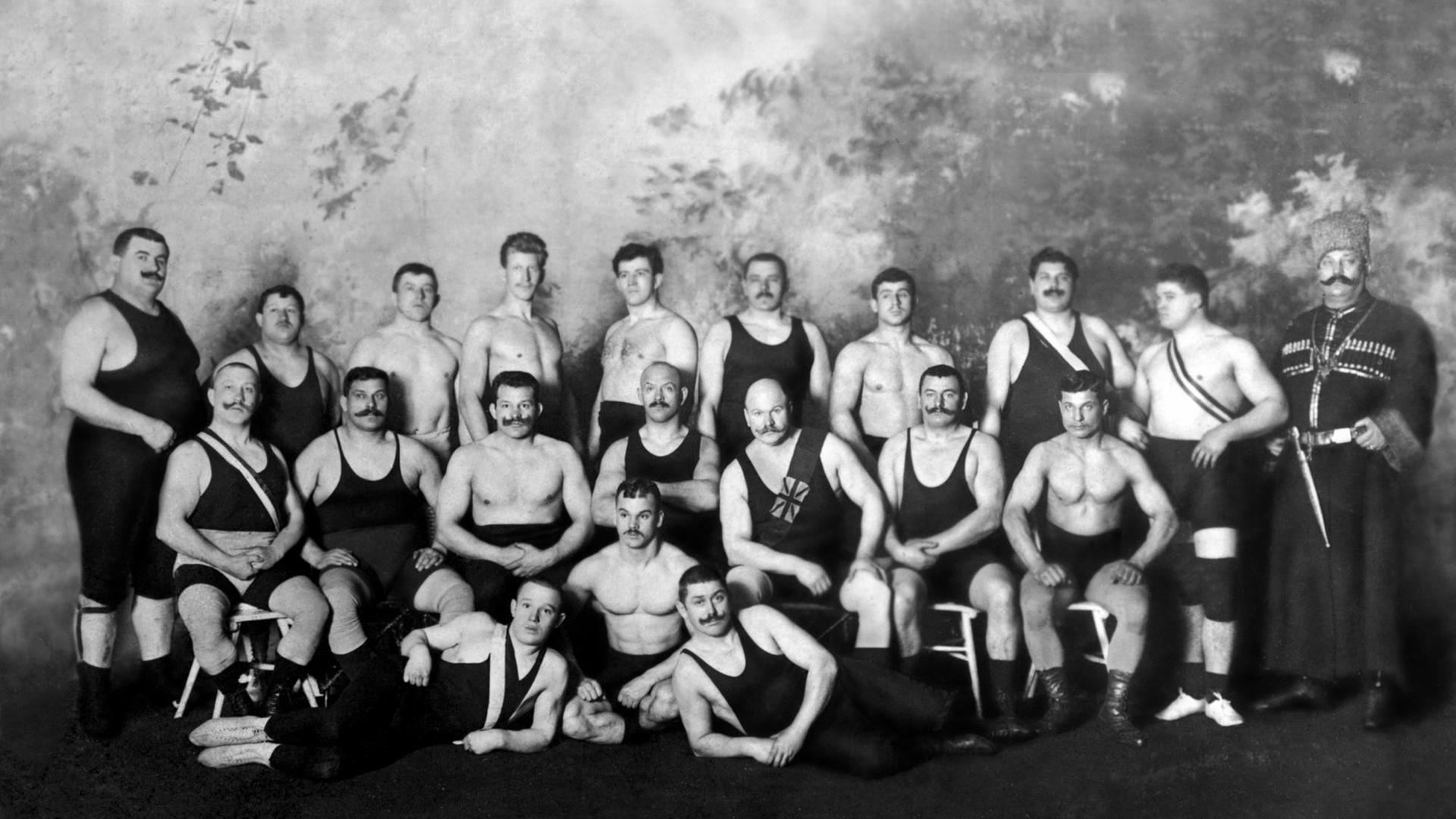 Ein russisches Wrestling-Team posiert um 1900 für ein Gruppenbild. Ein russisches Wrestling-Team posiert um 1900 für ein Gruppenbild.