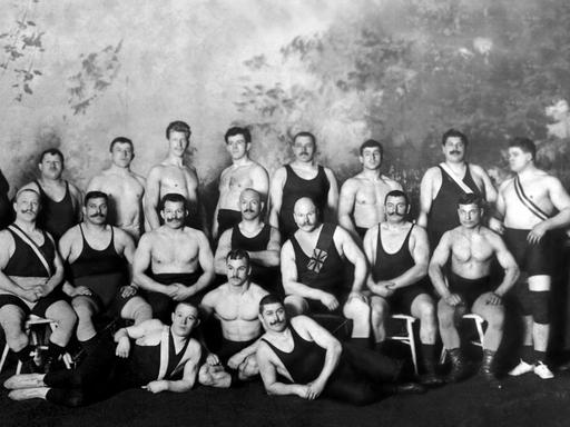 Ein russisches Wrestling-Team posiert um 1900 für ein Gruppenbild.