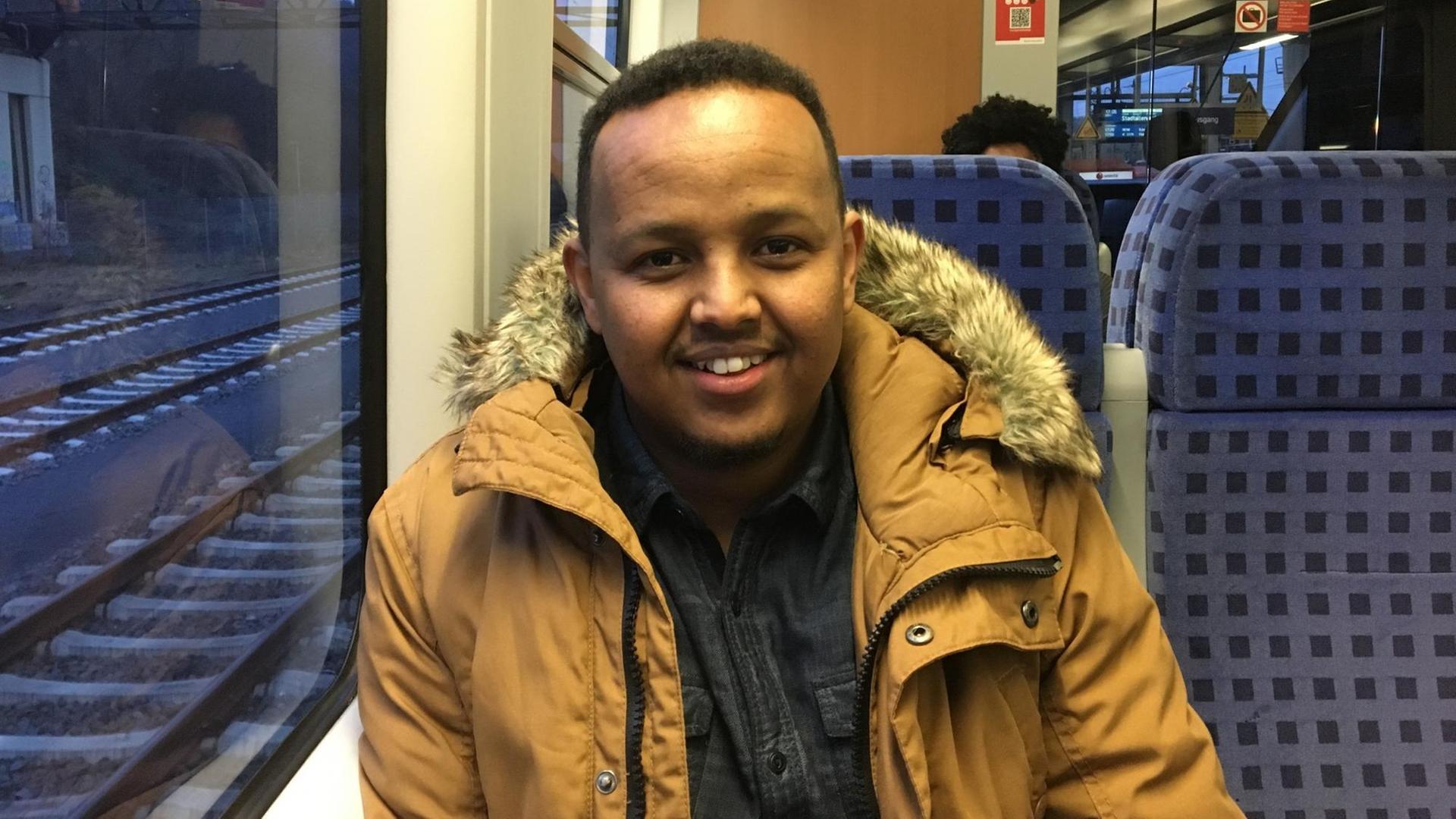 Hamse Abdirahman kam 2013 als unbegleiteter minderjähriger Flüchtling aus Somalia nach Deutschland. Anfang 2018 wohnt er im hessischen Biedenkopf und ist dort im dritten Lehrjahr zum Verfahrensmechaniker. Hamse Abdirahman kam 2013 als unbegleiteter minderjähriger Flüchtling aus Somalia nach Deutschland. Anfang 2018 wohnt er im hessischen Biedenkopf und ist dort im dritten Lehrjahr zum Verfahrensmechaniker.