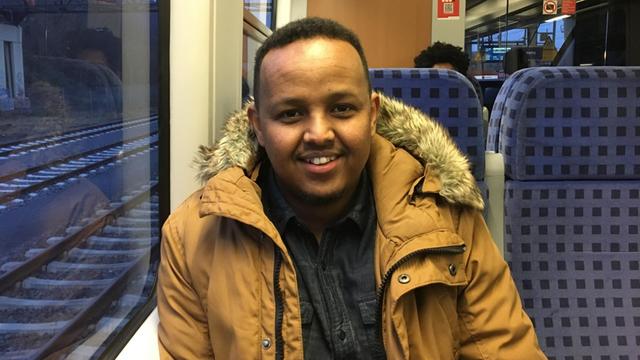 Hamse Abdirahman kam 2013 als unbegleiteter minderjähriger Flüchtling aus Somalia nach Deutschland. Anfang 2018 wohnt er im hessischen Biedenkopf und ist dort im dritten Lehrjahr zum Verfahrensmechaniker.