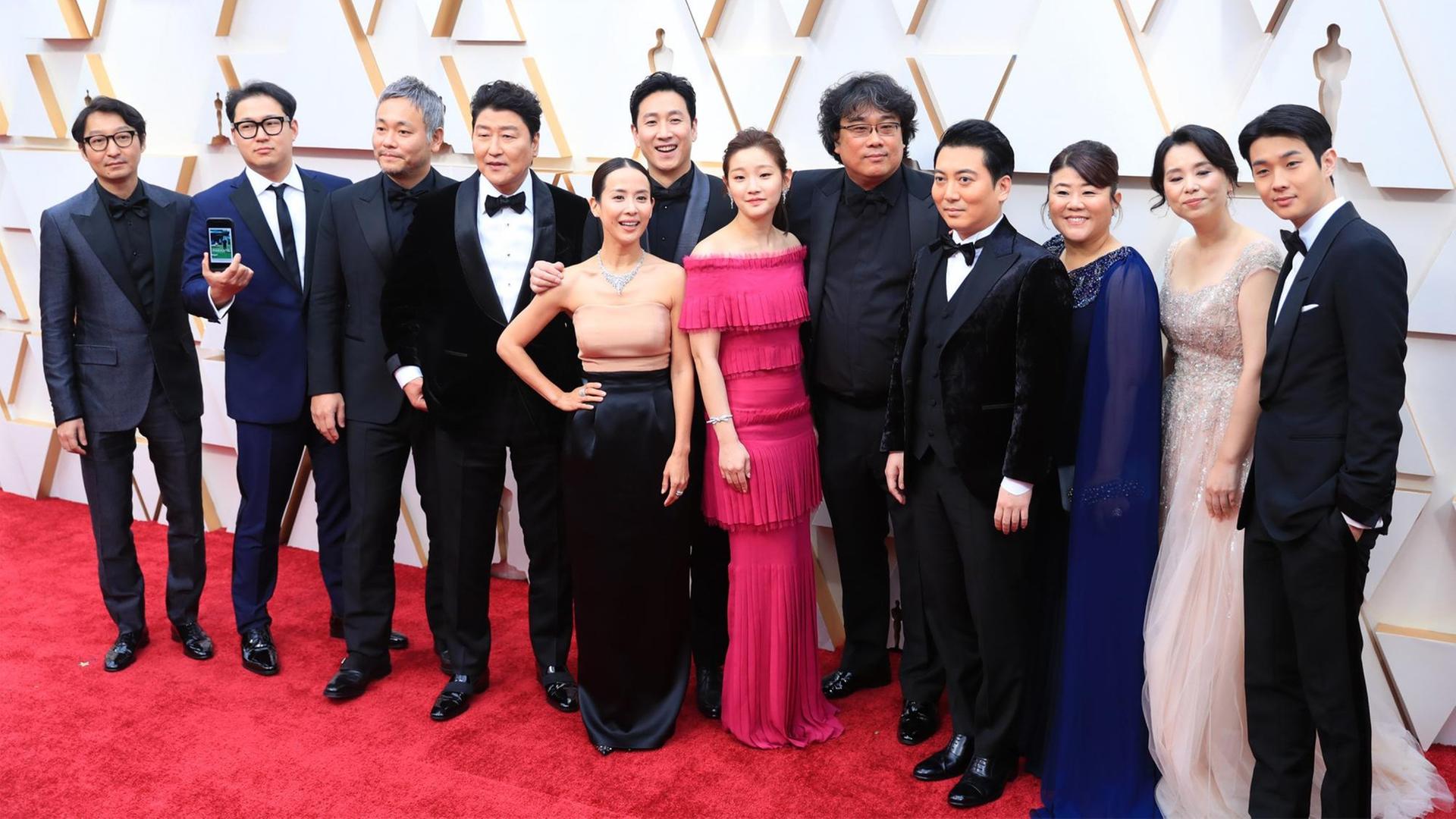 Regisseur Bong Joon Ho und sein "Parasite"-Team auf dem roten Teppich. Regisseur Bong Joon Ho und sein "Parasite"-Team auf dem roten Teppich.