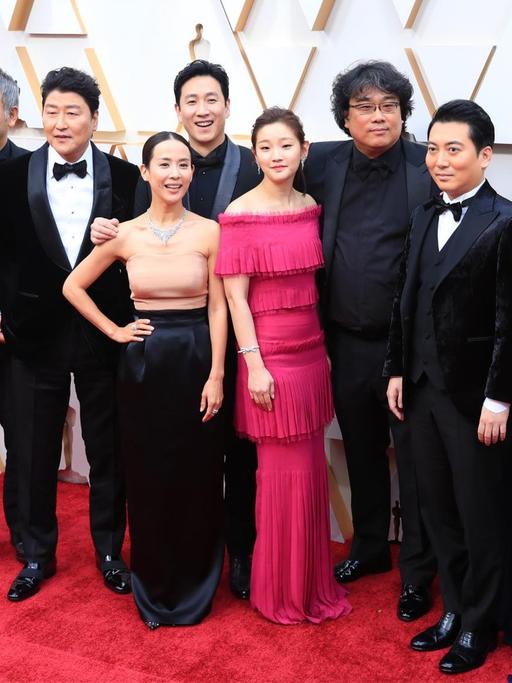 Regisseur Bong Joon Ho und sein "Parasite"-Team auf dem roten Teppich.