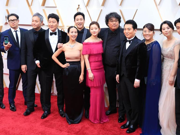 Regisseur Bong Joon Ho und sein "Parasite"-Team auf dem roten Teppich.