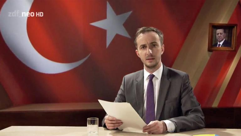 Jan Böhmermann beim Verlesen seines umstrittenen Gedichts Jan Böhmermann beim Verlesen seines umstrittenen Gedichts