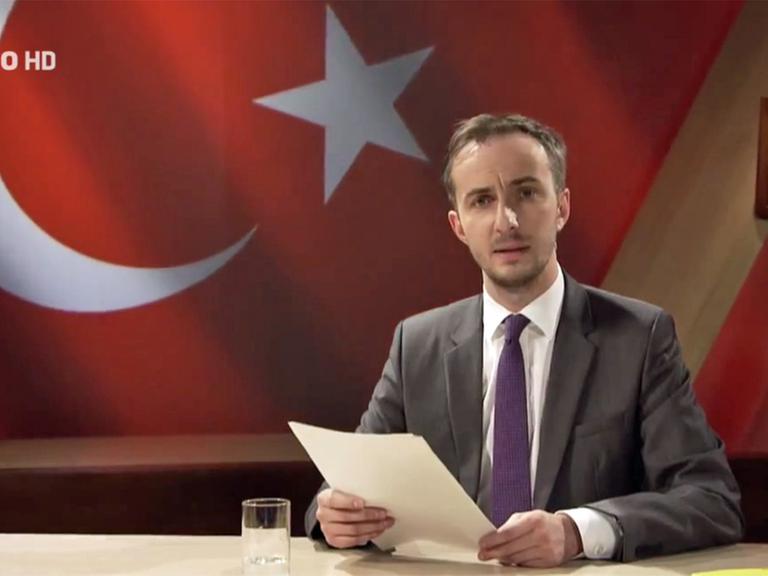 Jan Böhmermann beim Verlesen seines umstrittenen Gedichts