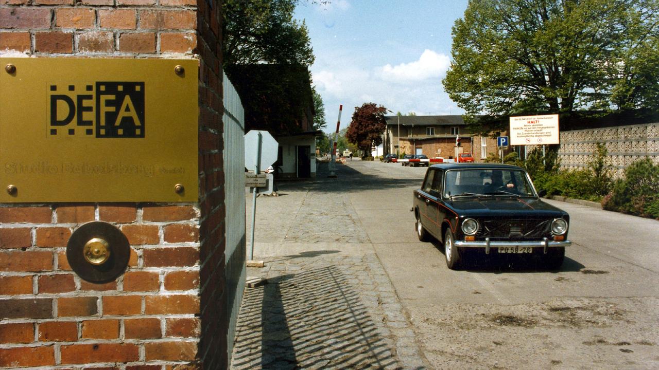 Eine Einfahrt mit einem Schild mit der Aufschrift "DEFA". Eine Einfahrt mit einem Schild mit der Aufschrift "DEFA".