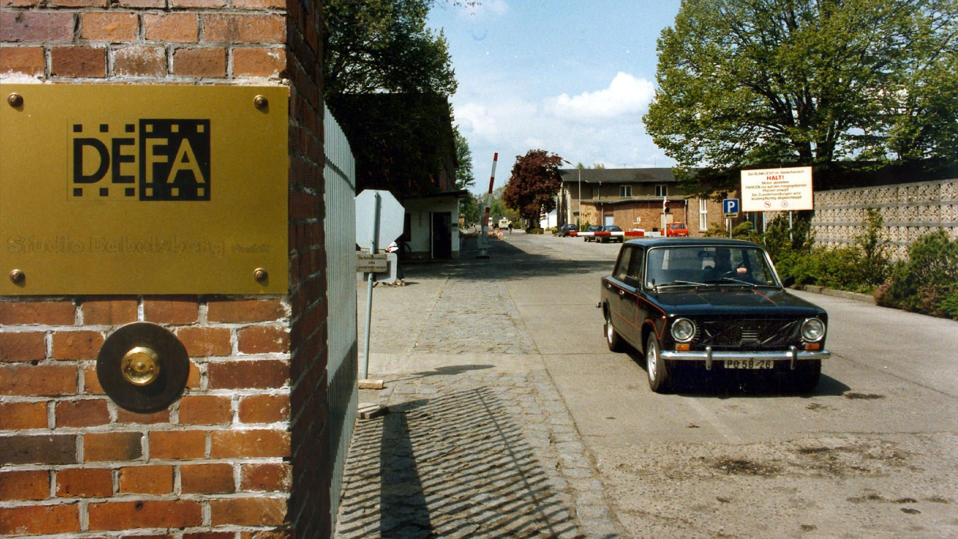 Eine Einfahrt mit einem Schild mit der Aufschrift "DEFA". Eine Einfahrt mit einem Schild mit der Aufschrift "DEFA".