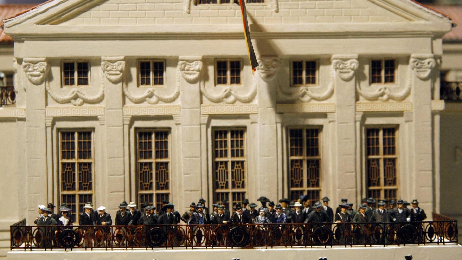 Theatermodell des Deutschen Nationaltheater Weimar (DNT) von Mathias Möhl im Stadtmuseum Weimar im Bertuchhaus zeigt die historische Situation am 21. August 1919 Theatermodell des Deutschen Nationaltheater Weimar (DNT) von Mathias Möhl im Stadtmuseum Weimar im Bertuchhaus zeigt die historische Situation am 21. August 1919
