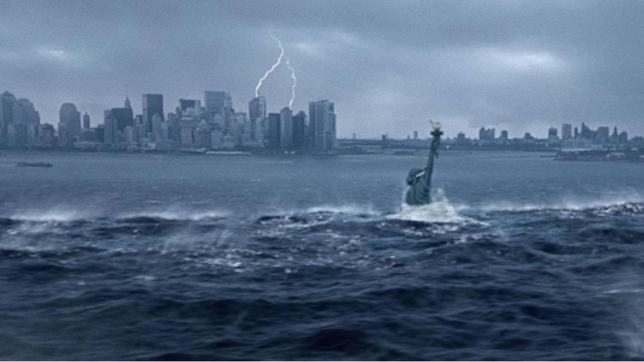 Ein Standbild aus Roland Emerichs Kinofilm "The Day after Tomorrow" zeigt die vom angestiegenen Meeresspiegel untergehende Freiheitsstatue. Im Hintergrund die Skyline von Manhattan unter dramatischem von Blitzen durchzuckten Himmel.