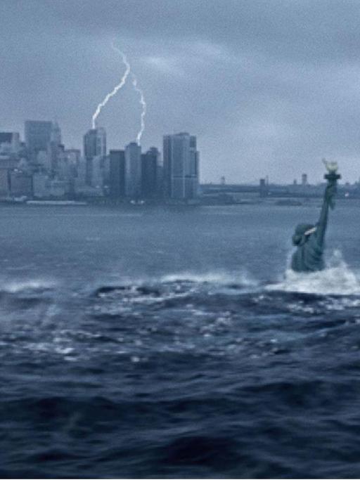 Ein Standbild aus Roland Emerichs Kinofilm "The Day after Tomorrow" zeigt die vom angestiegenen Meeresspiegel untergehende Freiheitsstatue. Im Hintergrund die Skyline von Manhattan unter dramatischem von Blitzen durchzuckten Himmel.